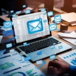 ordinateurs avec des enveloppes types mails